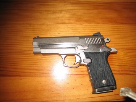Hola. Pistola de 7+1 disparos con dos cargadores mas maletín. Tiene pequeñas rayas  de portar en funda, 02