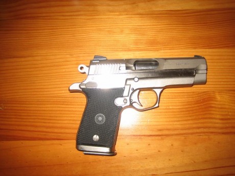 Hola. Pistola de 7+1 disparos con dos cargadores mas maletín. Tiene pequeñas rayas  de portar en funda, 01