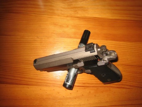 Hola. Pistola de 7+1 disparos con dos cargadores mas maletín. Tiene pequeñas rayas  de portar en funda, 00