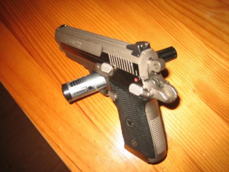 Hola. Pistola de 7+1 disparos con dos cargadores mas maletín. Tiene pequeñas rayas  de portar en funda, 11