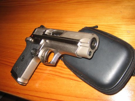 Hola. Pistola de 7+1 disparos con dos cargadores mas maletín. Tiene pequeñas rayas  de portar en funda, 10