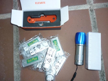 Es material excedente de una promocion comercial.
1 linterna de mano de 9 leds, funciona con 3 pilas AAA 01