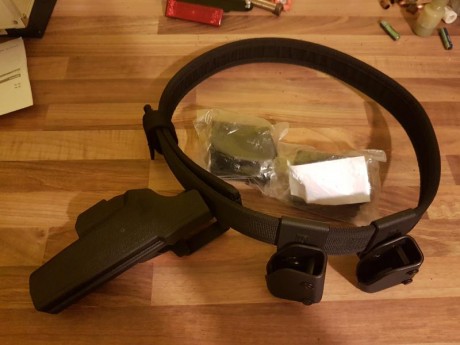 Se venden algunos artículos relacionados con el tiro como:

Funda Glock ==> 30 euros, se regala funda 10