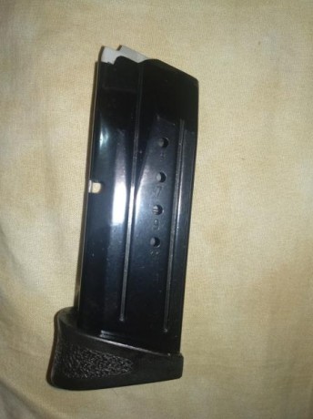 Buenas tardes
Vendo un cargador para pistola Smith  Wesson MP 9 Compact del 9 PB. 
Capacidad 12 cartuchos. 10