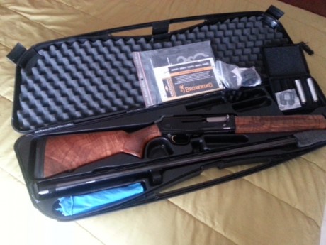 buenas tardes, se vende brownin A-5 con no más de 250 tiros, choques DS cañon de 71 
peso 3kg o algo menos 00
