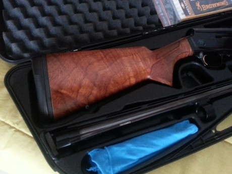 buenas tardes, se vende brownin A-5 con no más de 250 tiros, choques DS cañon de 71 
peso 3kg o algo menos 00
