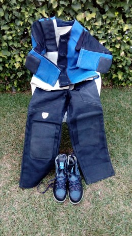 Hola : Me pide un amigo que le ponga en venta un traje completo de tiro de marca ANSCHUTZ  ,chaqueta y 02