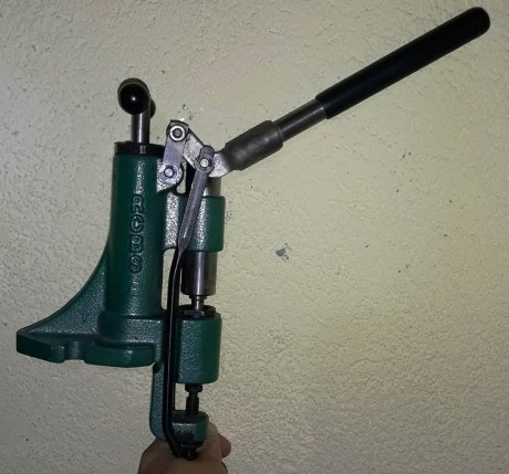 Hola, un compañero del club, me ha pedido que debido a que ha abandonado la recarga le anuncie un recalibrador 00