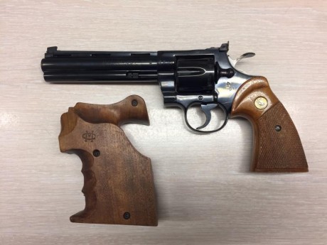 (Anuncio de un compañero)
 Vendo revolver colt Python 357 magnum 6 pulgadas, miras de tiro mas originales, 00
