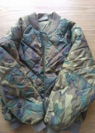 Bomber camuflaje ejercito de tierra. Talla militar 5. equivale a una L civil.
Practicamente nueva. Sin 02