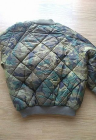 Bomber camuflaje ejercito de tierra. Talla militar 5. equivale a una L civil.
Practicamente nueva. Sin 01