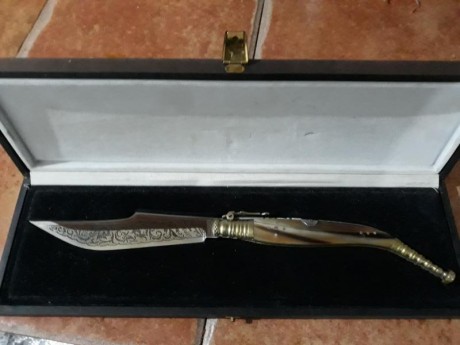 Hola pongo a la venta esta navaja sin uso en su estuche original, fue un regalo que no termina de ser 01