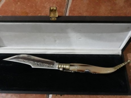Hola pongo a la venta esta navaja sin uso en su estuche original, fue un regalo que no termina de ser 10