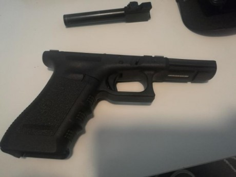 GLOCK 17 3ª GENERACIÓN.
Vendo Glock 17 3ª Generación, único propietario junto con:
- 2 Cargadores.
- ayuda 32