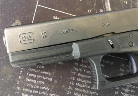 Vendo mi pistola Glock 17 tercera generación , apenas sin uso, con sus dos cargadores, erramienta ayuda 01