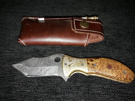 Vendo estas navajas de damasco con sus fundas de piel . Desconozco la marca y modelo. Pido 60€portes incluidosEstan 00