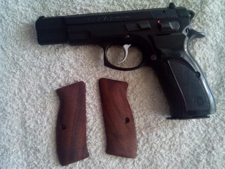 Un compañero me pide le anuncie unas cachas para pistola CZ 75 , 85, etc. son de la marca klinsky
40€ 01