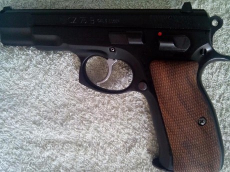 Un compañero me pide le anuncie unas cachas para pistola CZ 75 , 85, etc. son de la marca klinsky
40€ 00