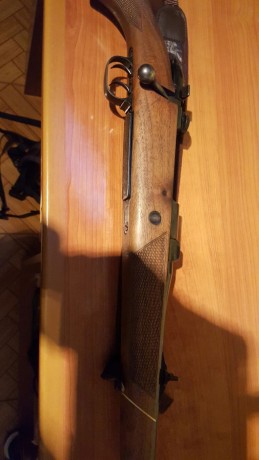 Hola.  Un amigo vende éste rifle, con cañón de 66cm, en calibre 7mm reminton magnum y monturas mas anillas 01