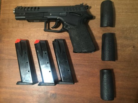 se vende pistola grand power xcalibur 9 mmPB con 3 cargadores y 4 lomos intercambiables.
muy buen estado.
la 01