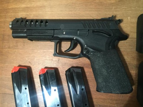 se vende pistola grand power xcalibur 9 mmPB con 3 cargadores y 4 lomos intercambiables.
muy buen estado.
la 00