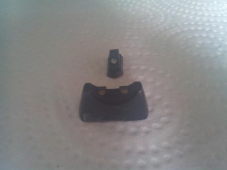 Vendo la mira y punto original de la pistola CZ 75b
También cambio por algo que me interese,
para venta 01