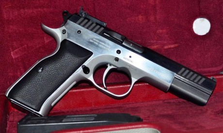 Por dejar el tiro, un amigo me encarga la venta de una Tanfoglio Ultra Match y carro del 22 Lr, incluye 12