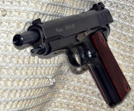 Por dejar el tiro, un amigo me encarga la venta de una Sig Sauer 1911del 22Lr.
El arma funciona perfectamnete, 01