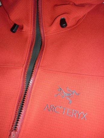 Vendo esta chaqueta en softshell de la casa canadiense Arc'teryx, color rojo y talla M, en muy buen estado, 10