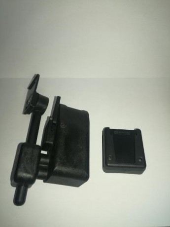 Funda de estracción rápida para IPSC fabricada en kydex de alta calidad. El arma se ancla a la funda por 01