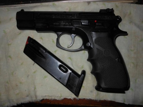 Vendo CZ 75 9mm parabellum + kit del 22 en perfecto estado mecánico y de pavon, alzas micrométricas,  02