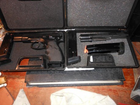 Vendo CZ 75 9mm parabellum + kit del 22 en perfecto estado mecánico y de pavon, alzas micrométricas,  00