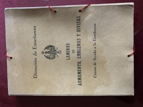Vendo un conjunto de láminas y posters del ejército. Son láminas explicativas de las distintas armas que 02