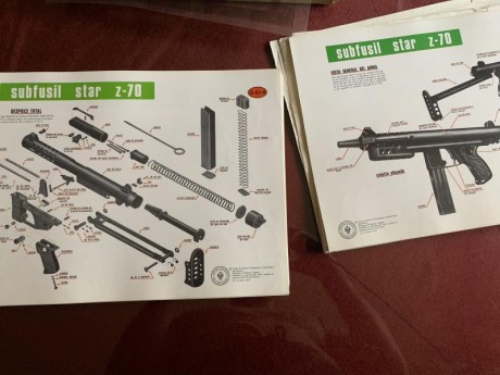 Vendo un conjunto de láminas y posters del ejército. Son láminas explicativas de las distintas armas que 00