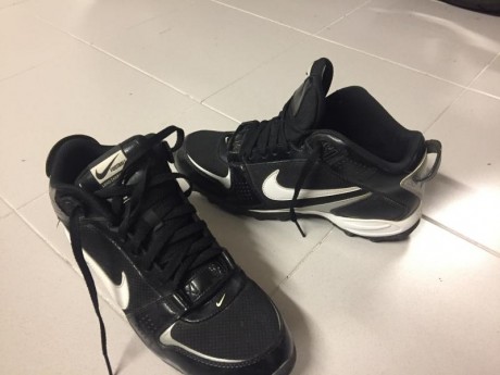 Vendo zapatilla deportivas Nike Shark de la talla 45.
Muy poco uso, están prácticamente nuevas.
Suelen 02