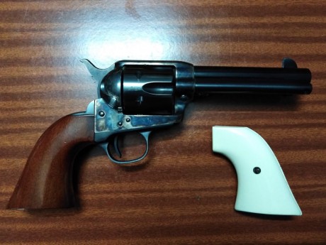 Vende un compañero este revolver Uberti Cattleman de 4 3/4 calibre 45 Colt en perfecto estado y sin uso. 01