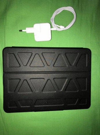 Hola , 
Vendo mi Ipad color negro , con 4g , Wifi y 128gb de capacidad. Modelo 6 gen , compatible con 00