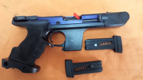 Pues lo dicho, pongo en venta está magnífica Hammerli SP20 RRS, de un compañero y amigo.
La pistola está 01