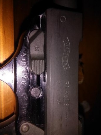 Hola 
Vendo pistola semiautomática WALTHER P1, calibre 9 Parabellum-
Con dos cargadores y cachas de madera 40