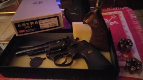 Vendo revolver Astra mod. 357 pero del cal 9mm. parab. Estado impecable, muy pocos disparos y dos juegos 01