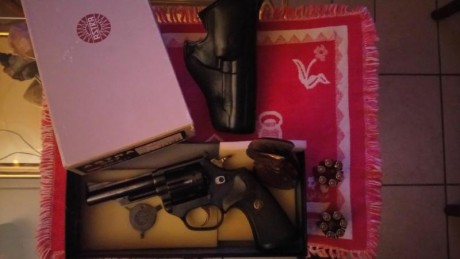 Vendo revolver Astra mod. 357 pero del cal 9mm. parab. Estado impecable, muy pocos disparos y dos juegos 00