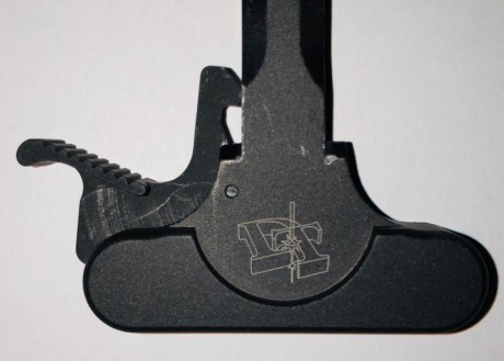 Se vende esta magnífica palanca de montado táctica (sobredimensionada) para rifles AR-15.
La palanca está 01