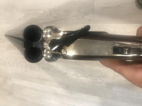 Se vende escopeta paralela marca jabalí calibre 12 
El arma dispone de un solo gatillo y selector de tiro, 11