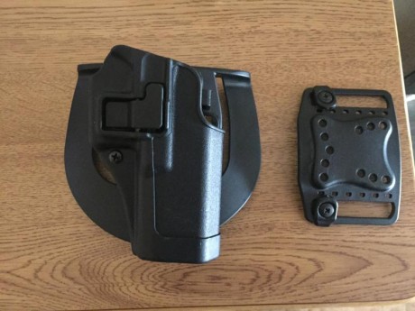 Vendo funda de extracción rápida para Glock 17, adjunto fotos. Precio 30€ puesta en casa, funda sin uso. 00