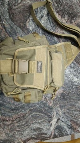 Vendo mochila tipo bandolera Maxpedition Jumbo Versipack Kakhi nueva y sin uso. 

Precio: 60€ envio incluido 02