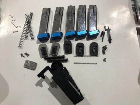 Hola buenas vendo
Pistola strike one speed la vendo con 5 cargadores con tapas de aluminio azul y piezas 11