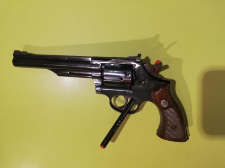 Hola o todos.
Un compañero del club me pide que le anuncie este revólver.
Es un LLama comanche de 6" 02