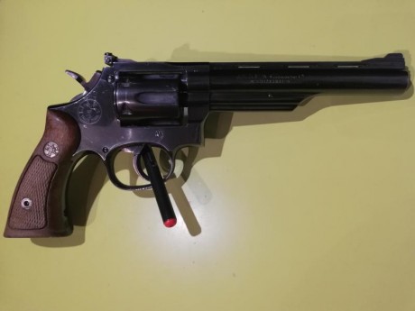 Hola o todos.
Un compañero del club me pide que le anuncie este revólver.
Es un LLama comanche de 6" 01
