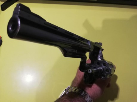 Hola o todos.
Un compañero del club me pide que le anuncie este revólver.
Es un LLama comanche de 6" 11