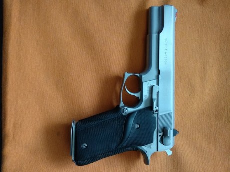 La pistola ha sido guiada en F recientemente, estaba guiada en A, no tiene más de 150 tiros, calibre 45 02